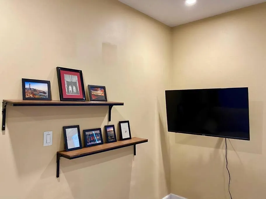 Holiday home Large Townhouse, Lower Floor With Ac, City Center Halifax