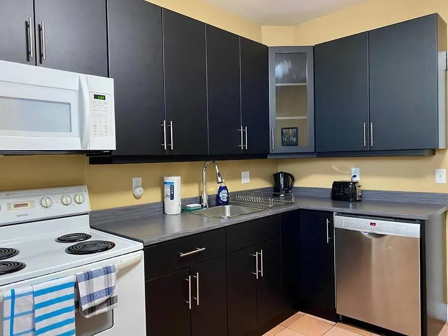 Holiday home Large Townhouse, Lower Floor With Ac, City Center Halifax